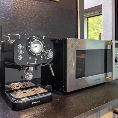 Black House Sorprendente Casa Estilo Industrial Олот Екстериор снимка
