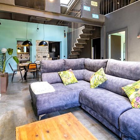 Black House Sorprendente Casa Estilo Industrial Олот Екстериор снимка