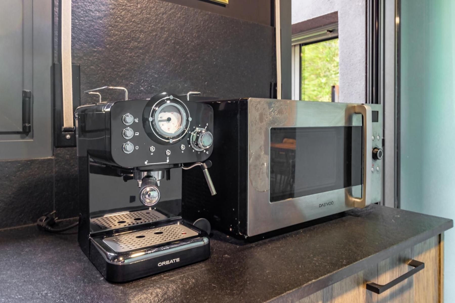 Black House Sorprendente Casa Estilo Industrial Олот Екстериор снимка