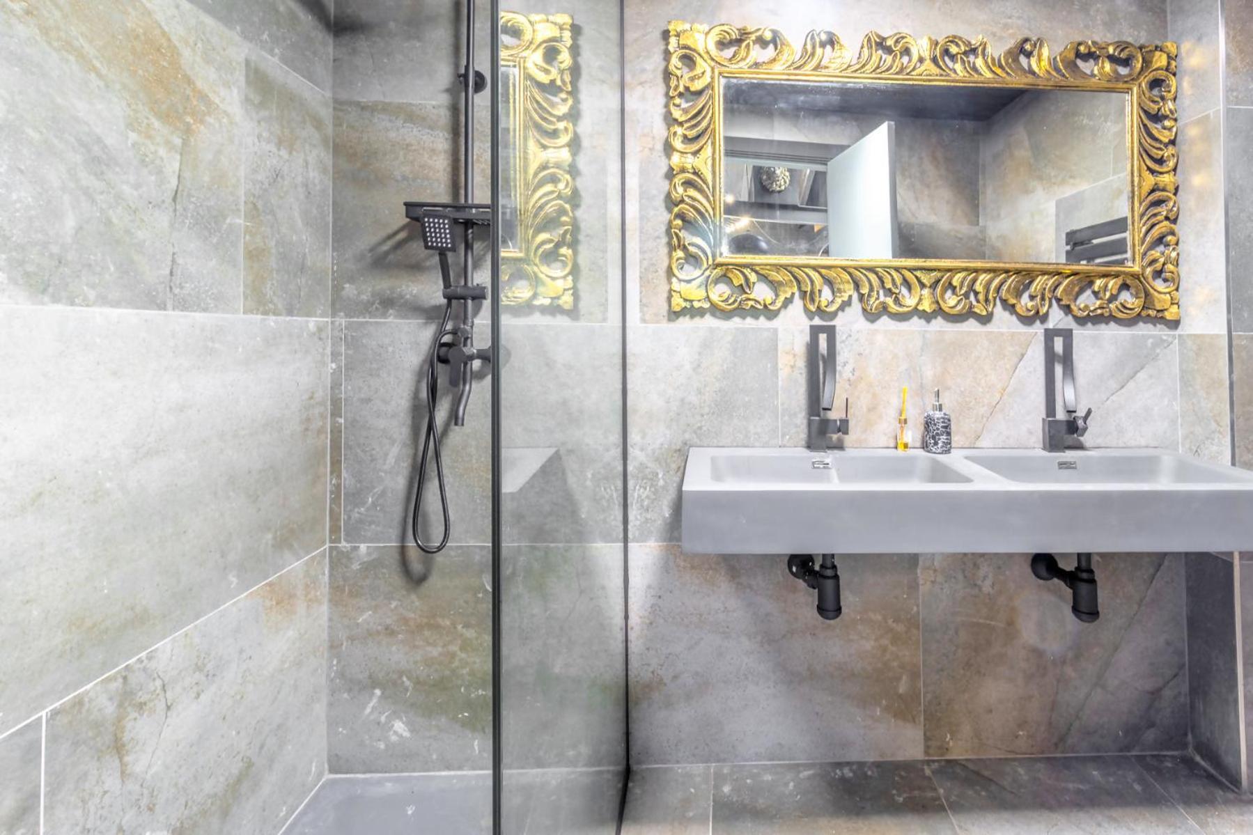 Black House Sorprendente Casa Estilo Industrial Олот Екстериор снимка