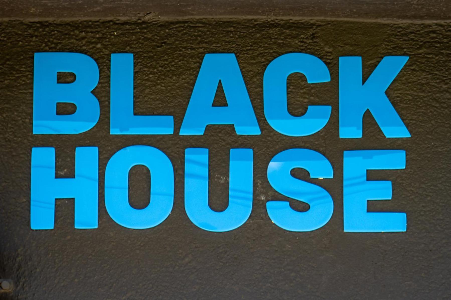 Black House Sorprendente Casa Estilo Industrial Олот Екстериор снимка