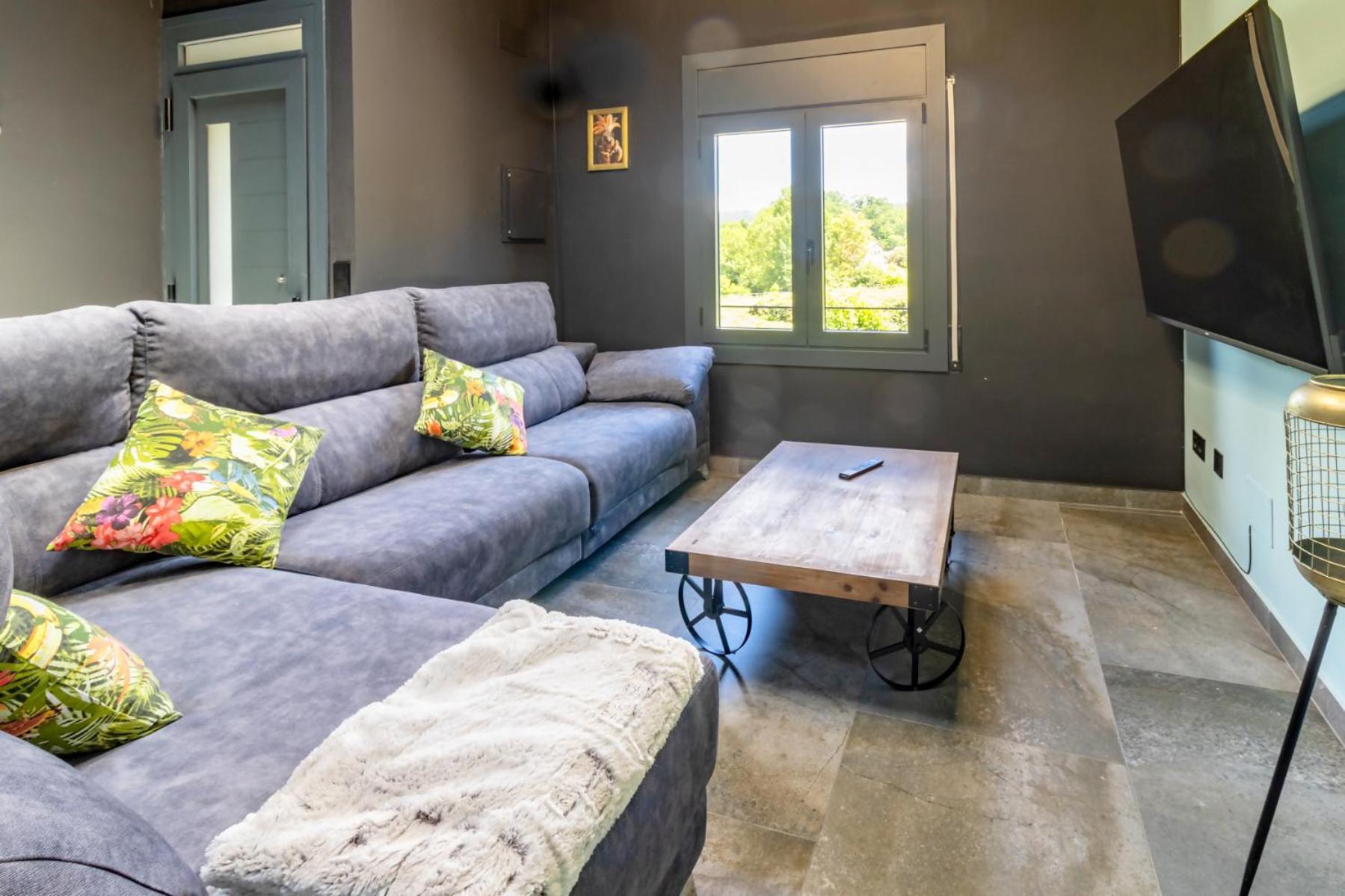Black House Sorprendente Casa Estilo Industrial Олот Екстериор снимка