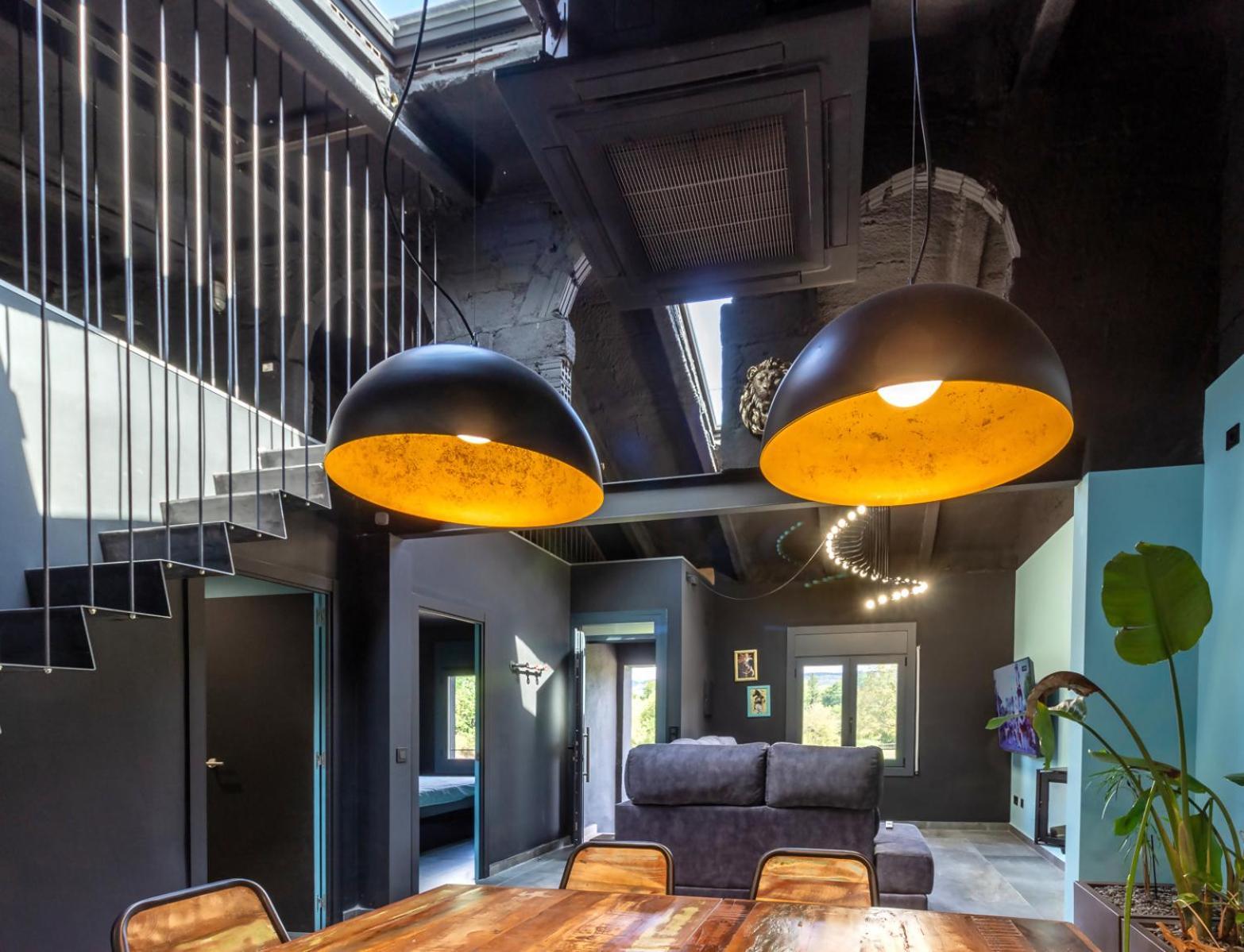 Black House Sorprendente Casa Estilo Industrial Олот Екстериор снимка
