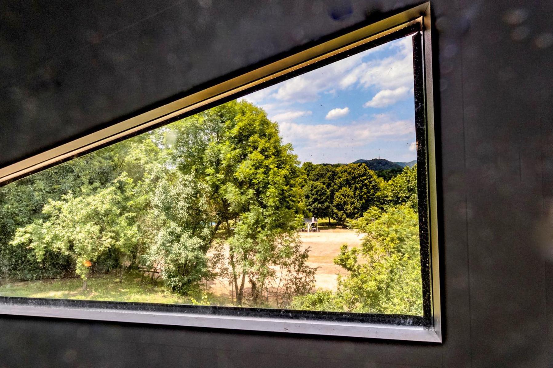Black House Sorprendente Casa Estilo Industrial Олот Екстериор снимка