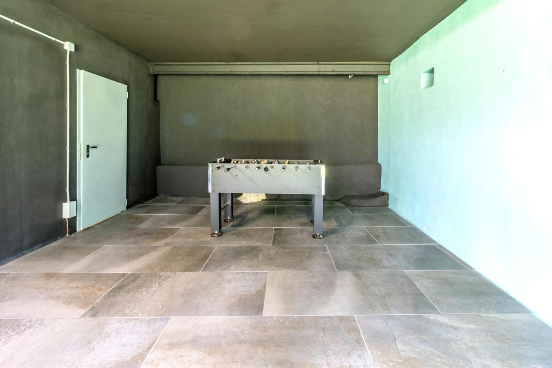 Black House Sorprendente Casa Estilo Industrial Олот Екстериор снимка
