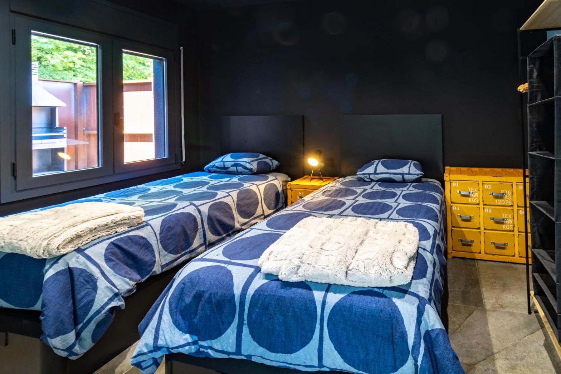 Black House Sorprendente Casa Estilo Industrial Олот Екстериор снимка