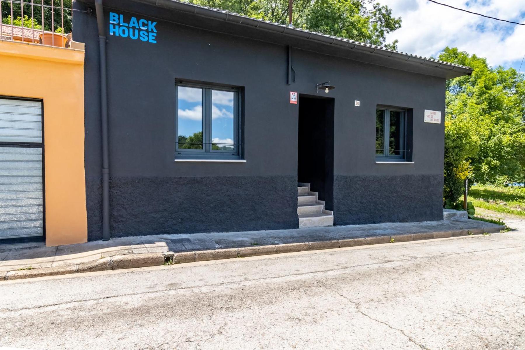 Black House Sorprendente Casa Estilo Industrial Олот Екстериор снимка