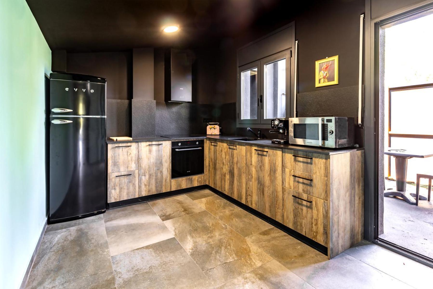 Black House Sorprendente Casa Estilo Industrial Олот Екстериор снимка
