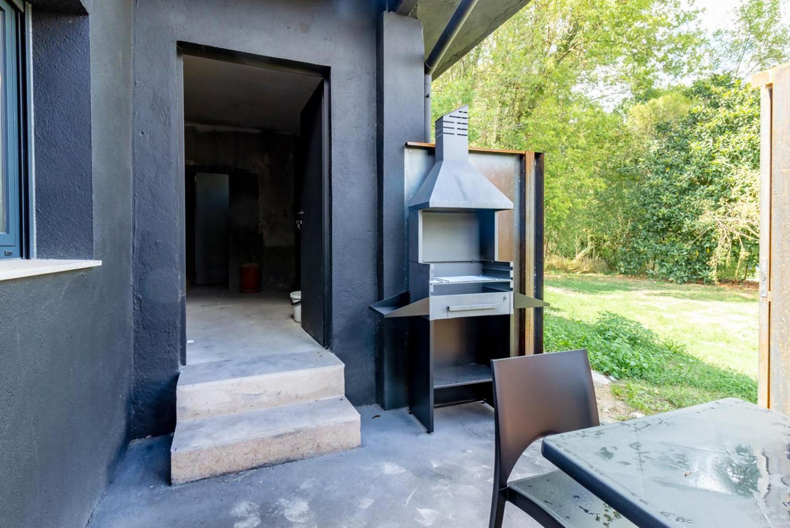 Black House Sorprendente Casa Estilo Industrial Олот Екстериор снимка