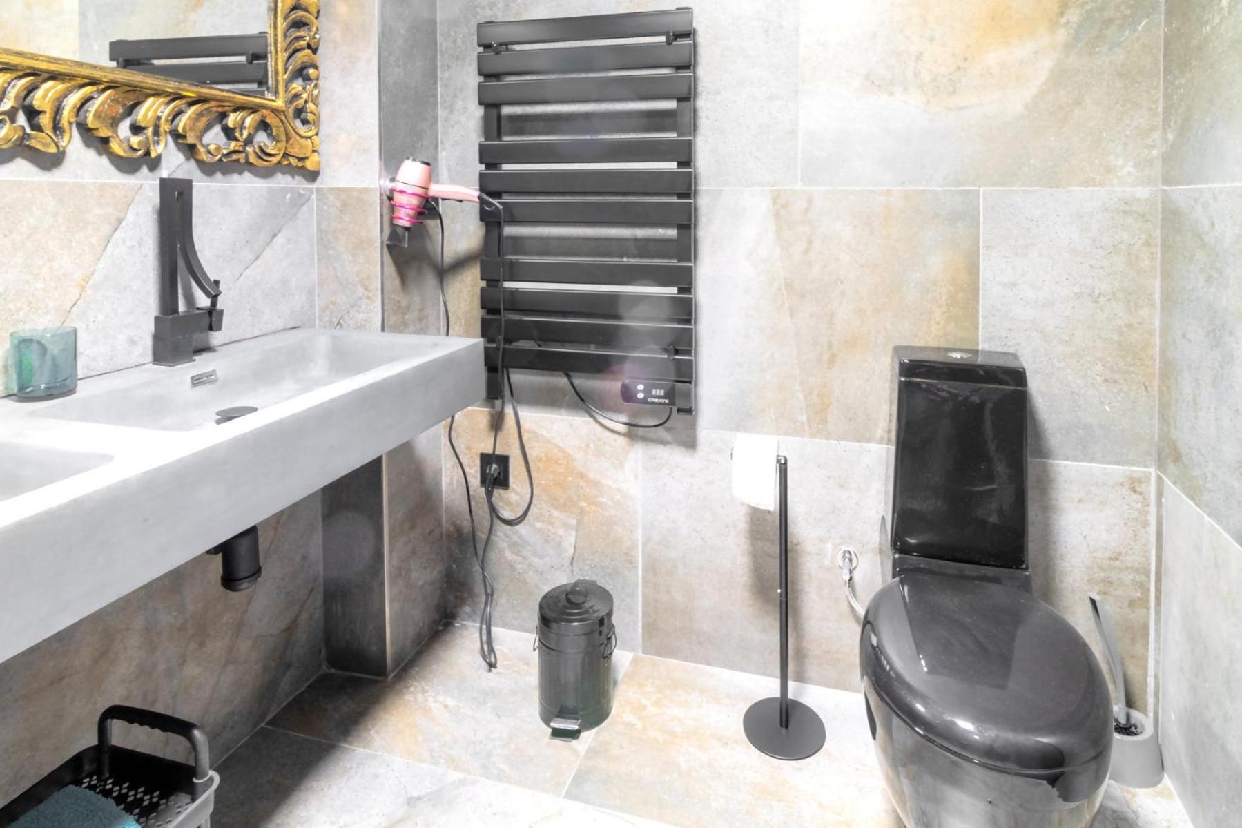 Black House Sorprendente Casa Estilo Industrial Олот Екстериор снимка