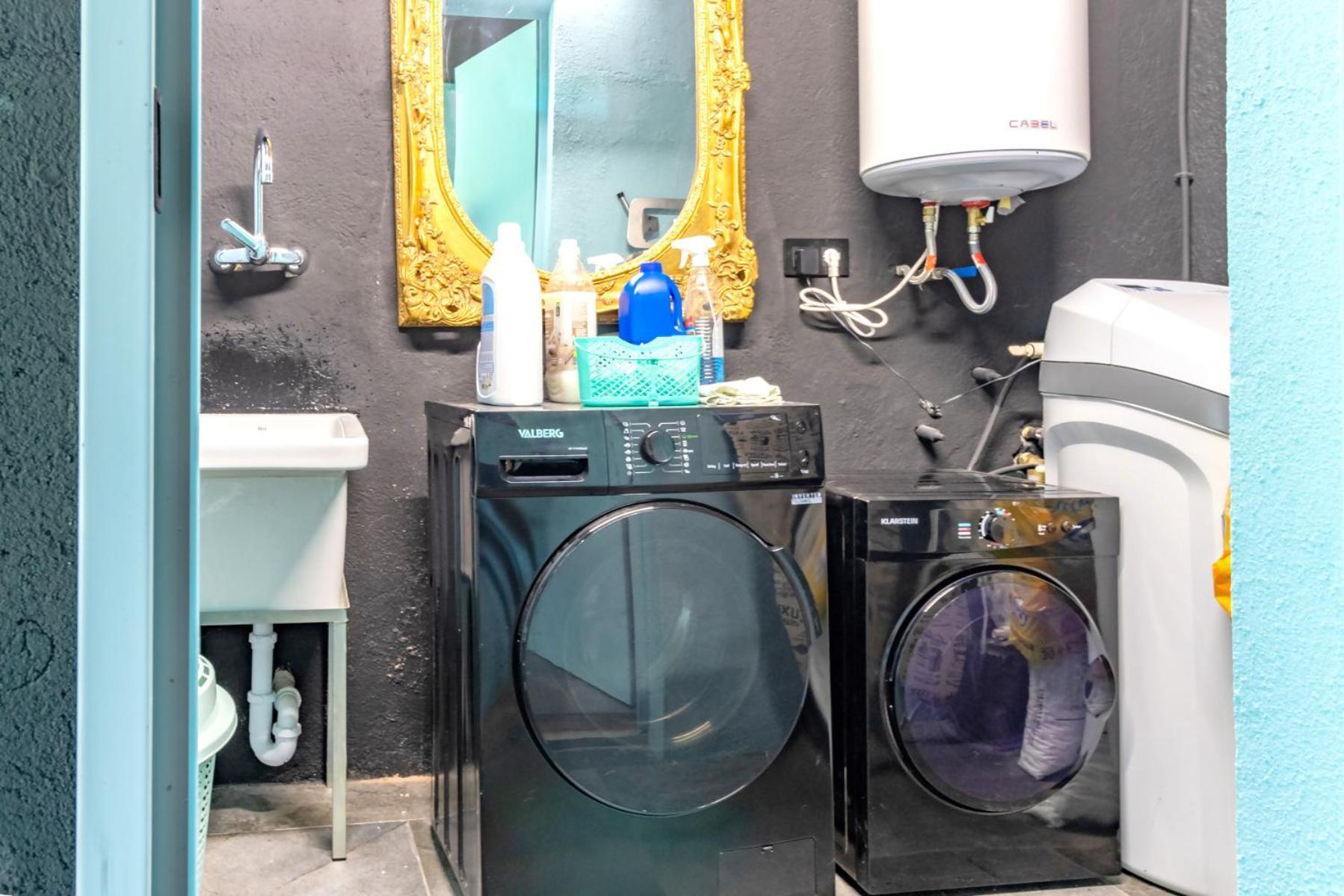 Black House Sorprendente Casa Estilo Industrial Олот Екстериор снимка