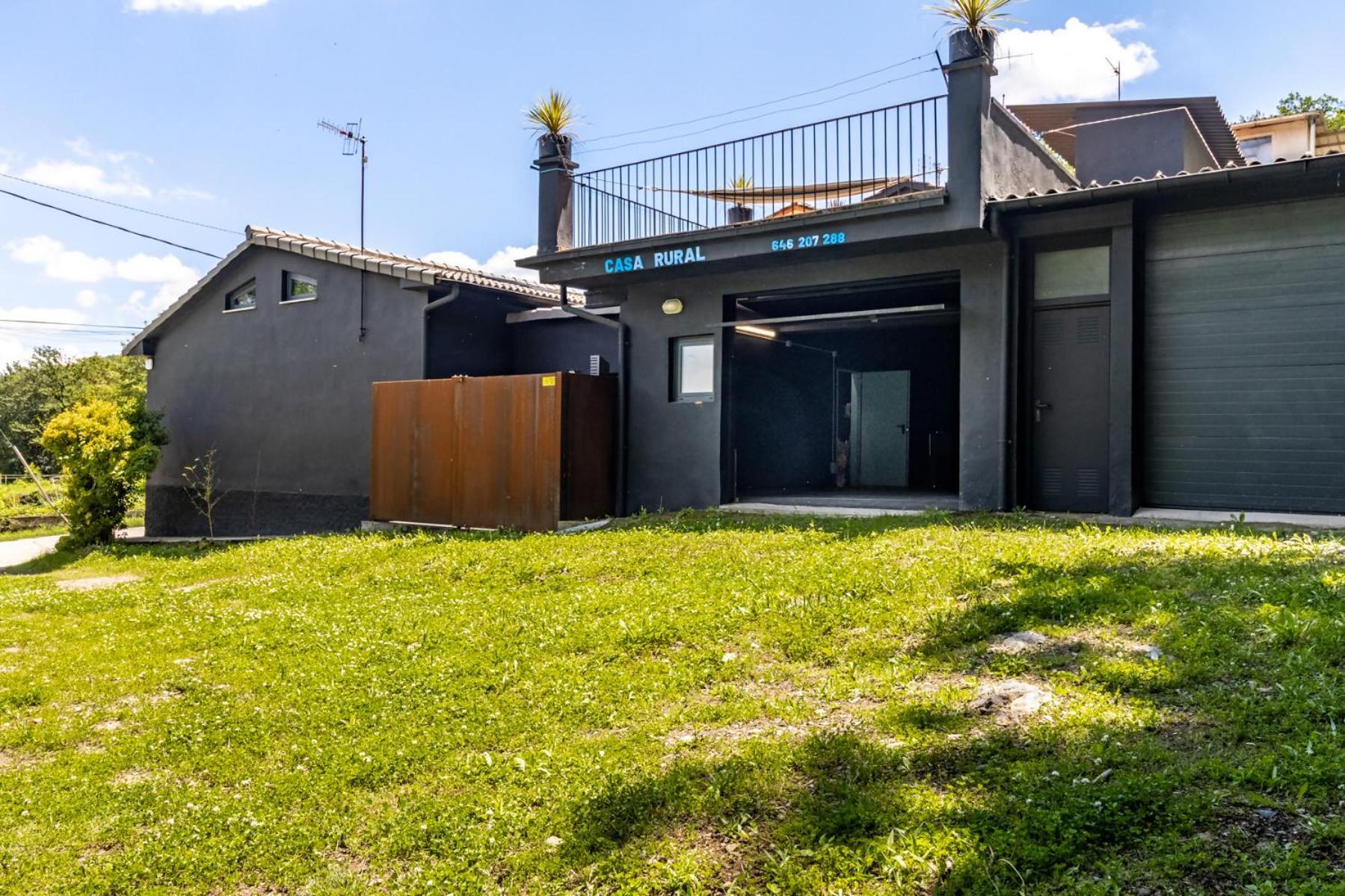 Black House Sorprendente Casa Estilo Industrial Олот Екстериор снимка