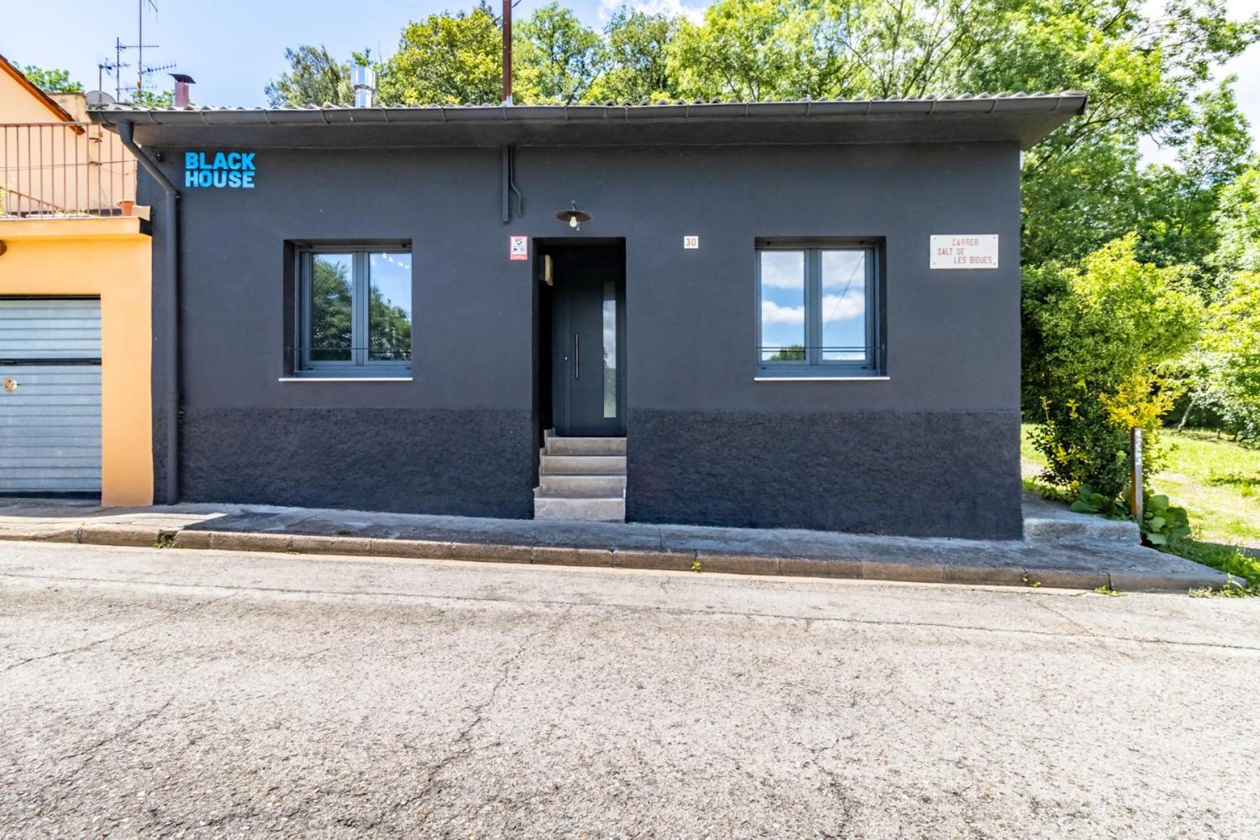 Black House Sorprendente Casa Estilo Industrial Олот Екстериор снимка