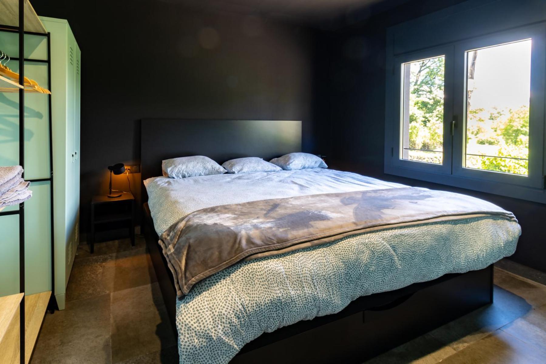 Black House Sorprendente Casa Estilo Industrial Олот Екстериор снимка