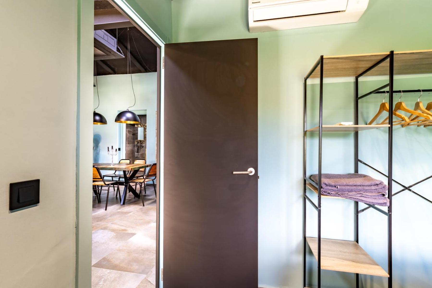 Black House Sorprendente Casa Estilo Industrial Олот Екстериор снимка