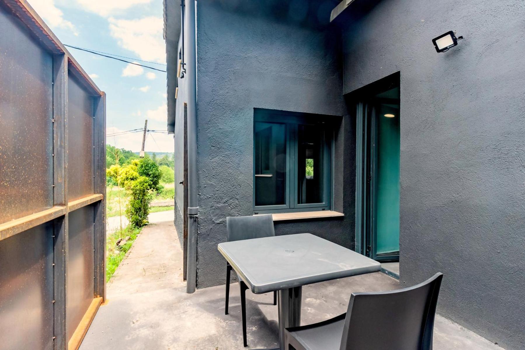 Black House Sorprendente Casa Estilo Industrial Олот Екстериор снимка