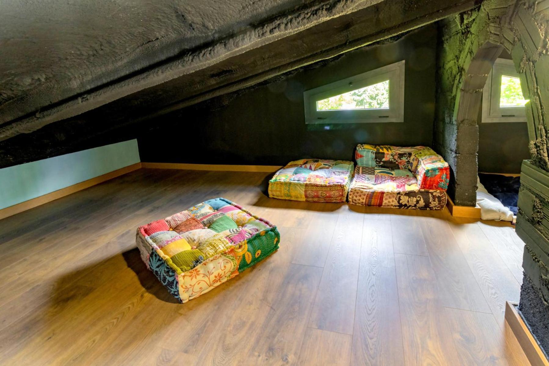 Black House Sorprendente Casa Estilo Industrial Олот Екстериор снимка