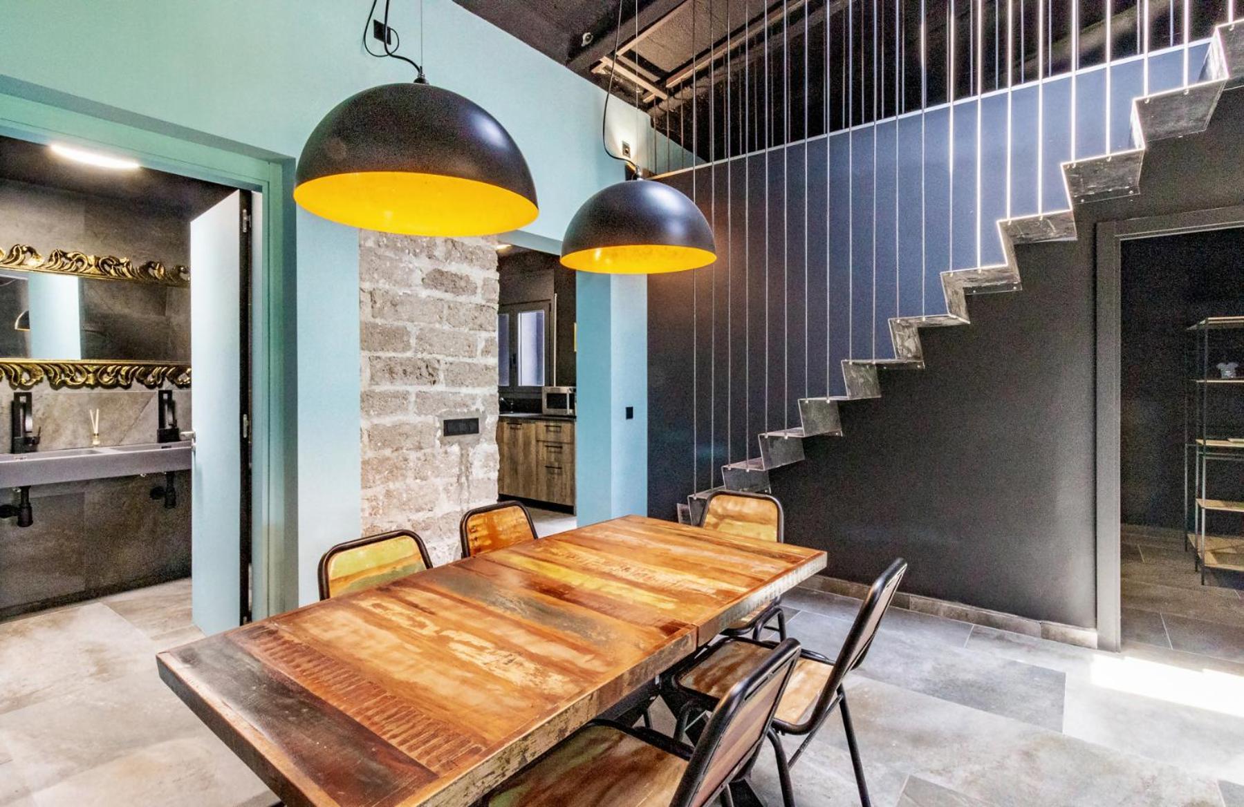 Black House Sorprendente Casa Estilo Industrial Олот Екстериор снимка
