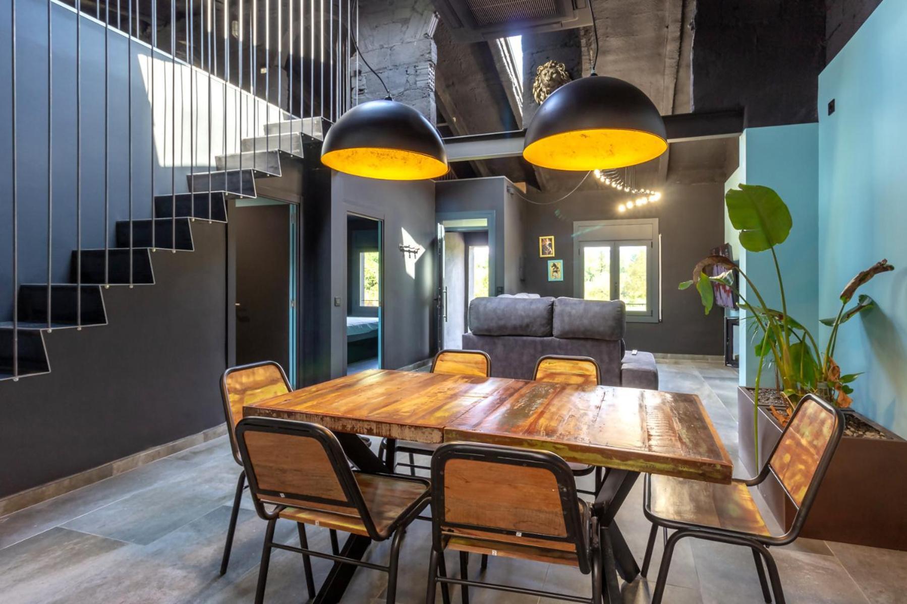 Black House Sorprendente Casa Estilo Industrial Олот Екстериор снимка