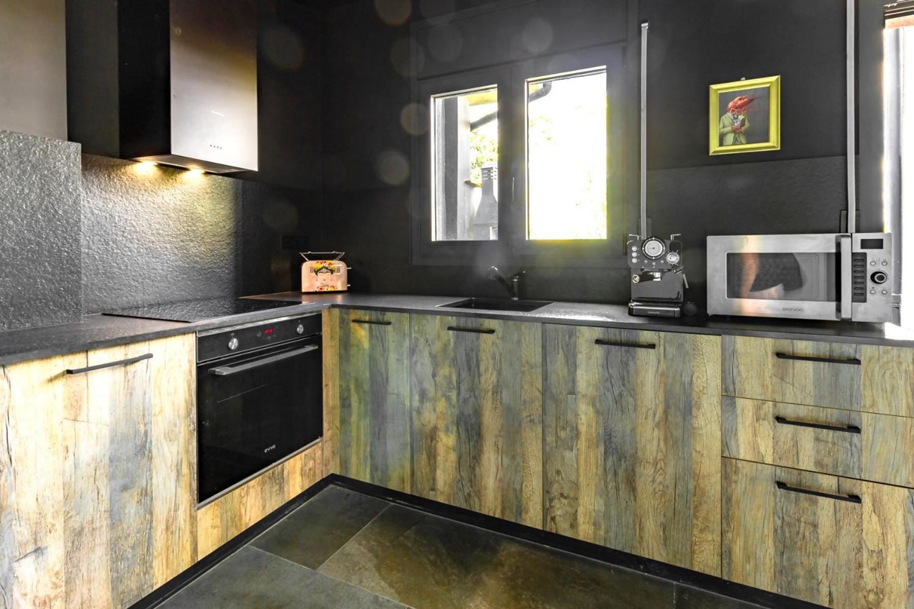 Black House Sorprendente Casa Estilo Industrial Олот Екстериор снимка