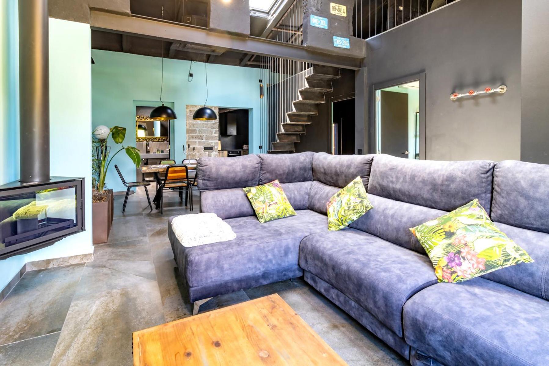 Black House Sorprendente Casa Estilo Industrial Олот Екстериор снимка