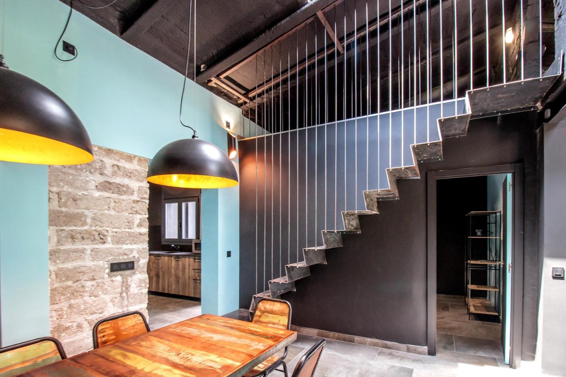 Black House Sorprendente Casa Estilo Industrial Олот Екстериор снимка