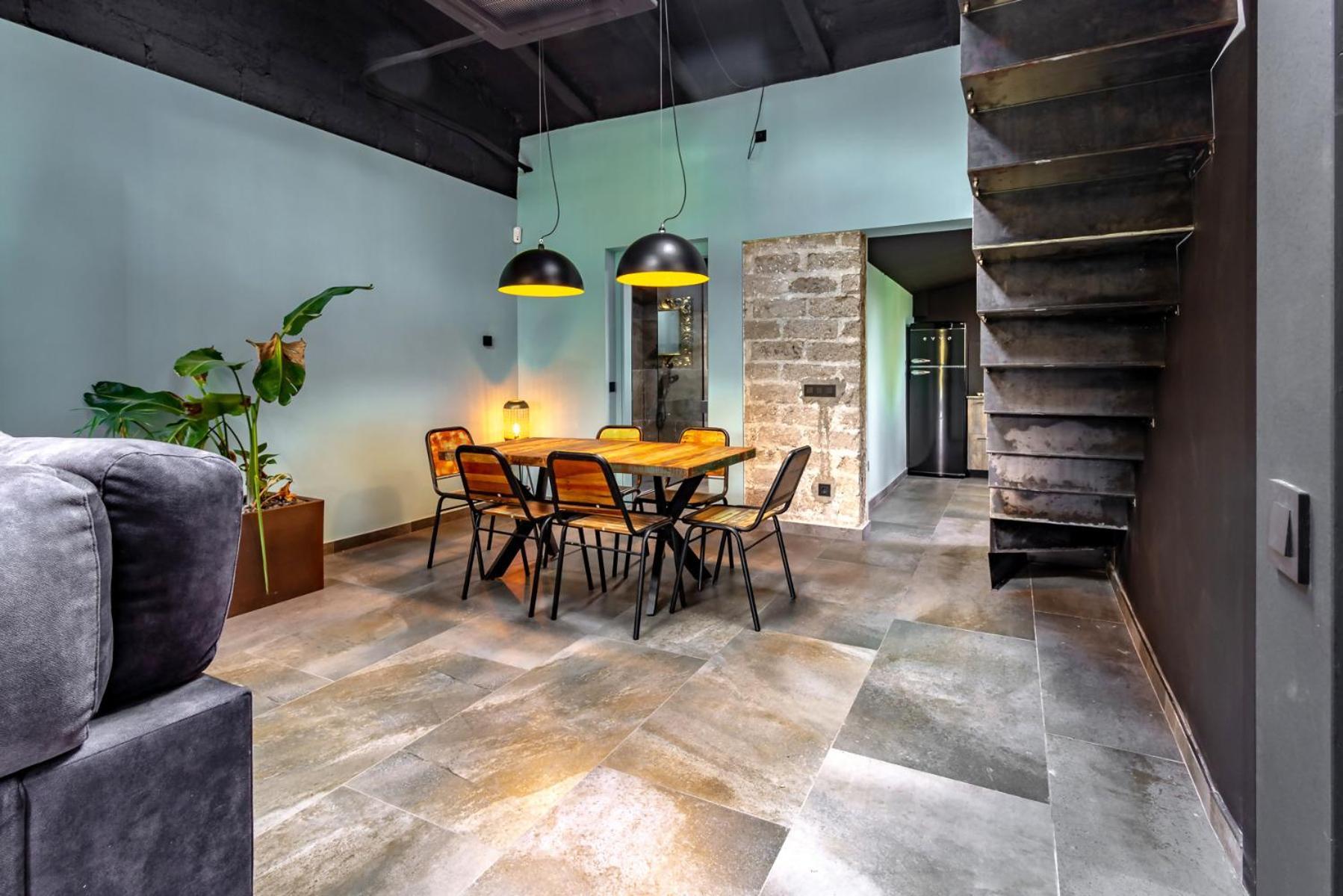 Black House Sorprendente Casa Estilo Industrial Олот Екстериор снимка