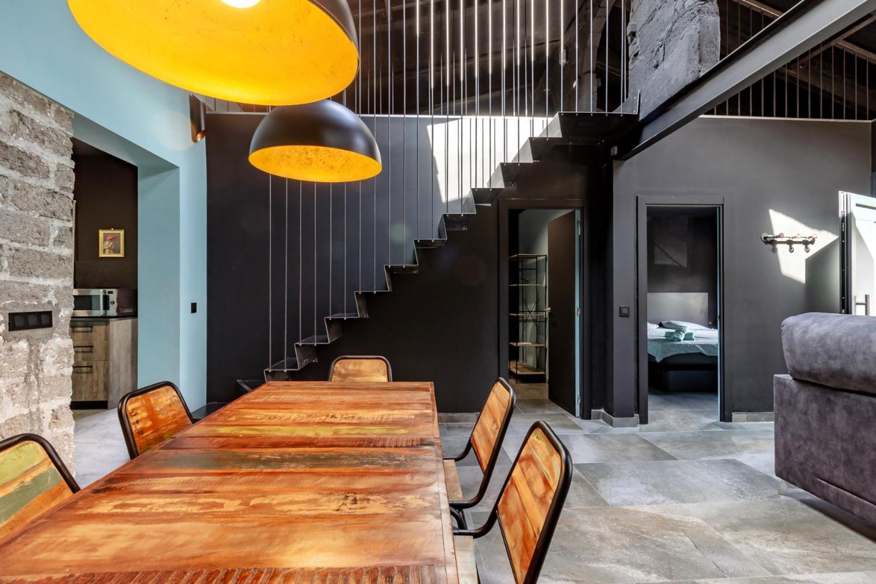 Black House Sorprendente Casa Estilo Industrial Олот Екстериор снимка