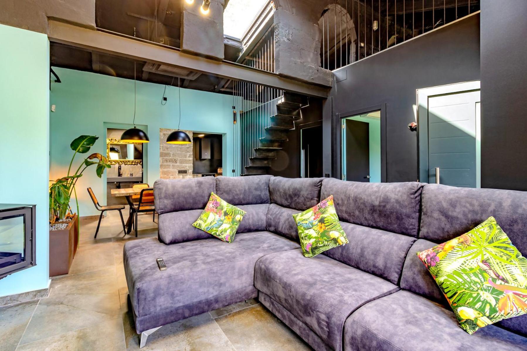 Black House Sorprendente Casa Estilo Industrial Олот Екстериор снимка