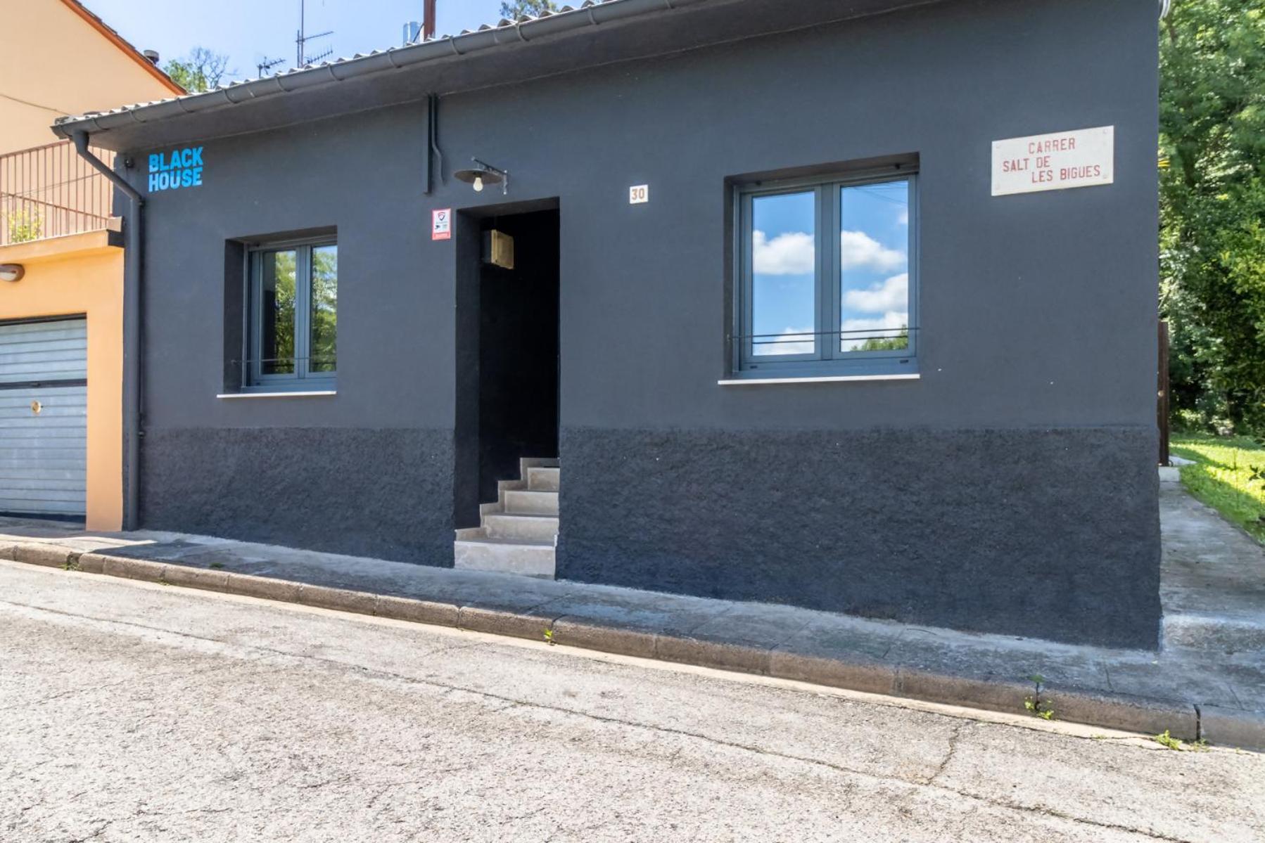 Black House Sorprendente Casa Estilo Industrial Олот Екстериор снимка